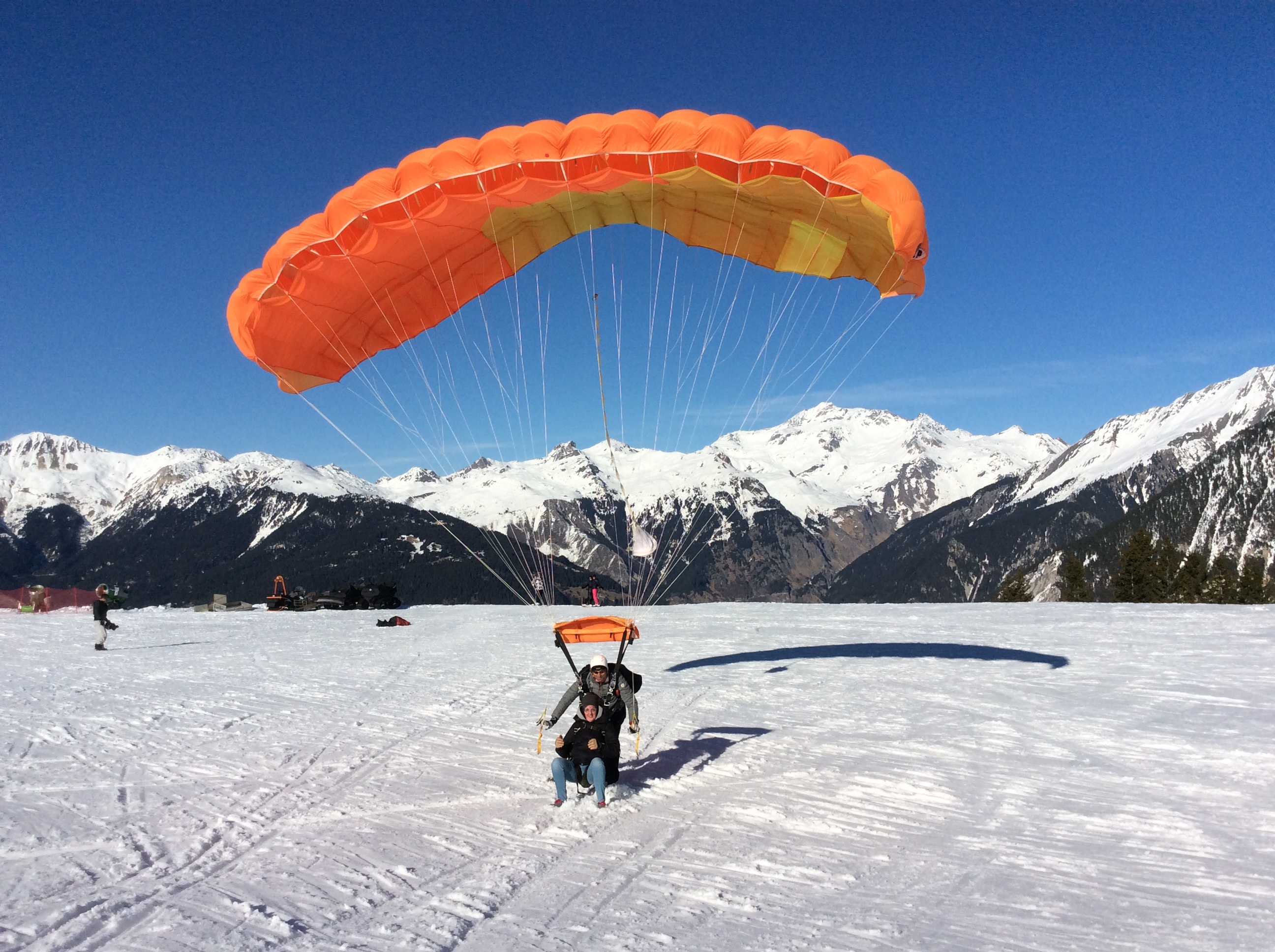 Atterrissage en tandem sur la neige à Courchevel